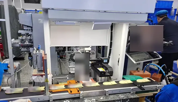 Automatic label application equipment on an assembly workstation