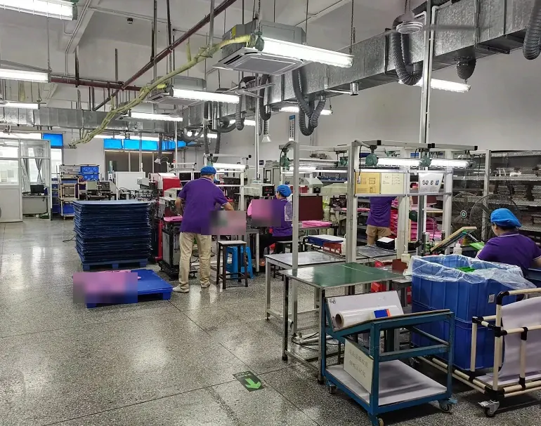 Operators and workstations in the printing and ultrasonic work area