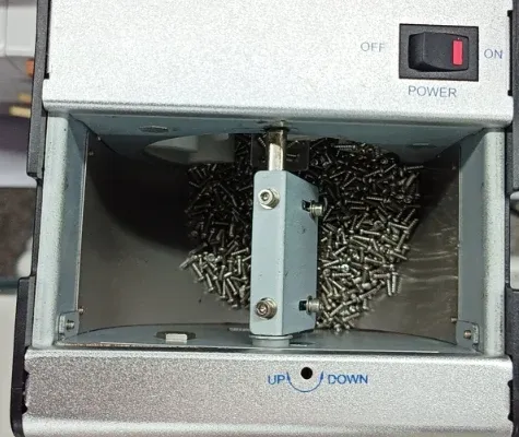 Loose screws in the hopper of the automatic screw feeder