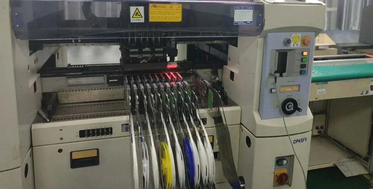 SMT placement equipment with component feeders