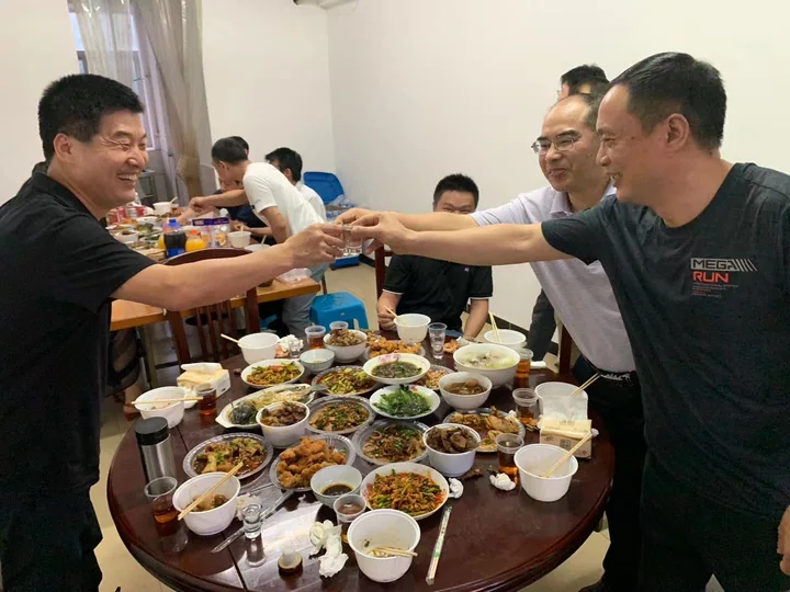 Peer discussion and shared meal — photograph 5