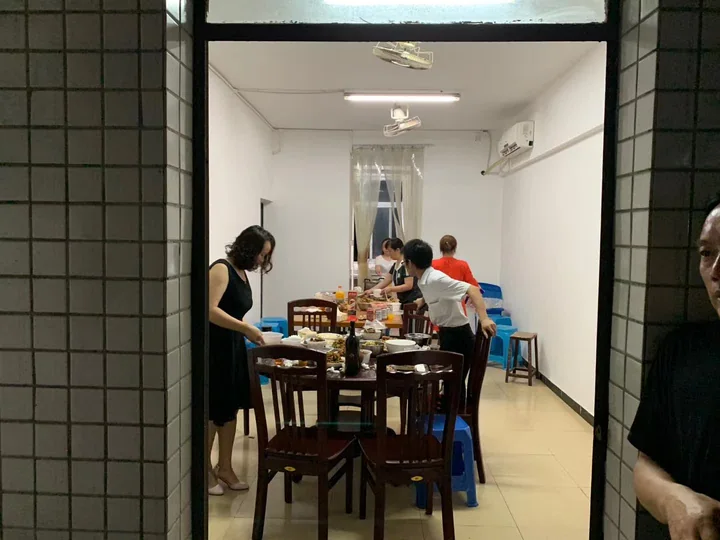 Peer discussion and shared meal — photograph 6