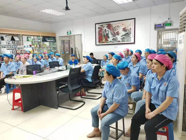 Employee learning session — photograph 2